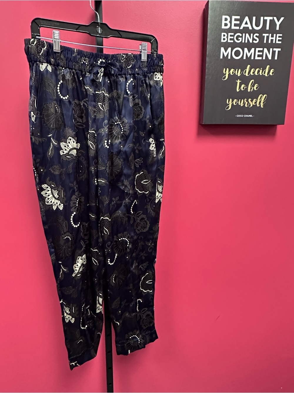 Tucker NYC Navy 💙 w/ ivory & black floral lace print silk stretch charmeuse pant